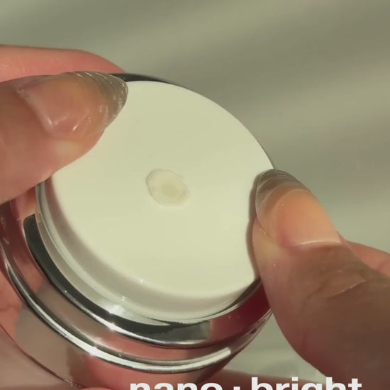 Video showing the lightweight texture and easy application of novoLUX™ bright.