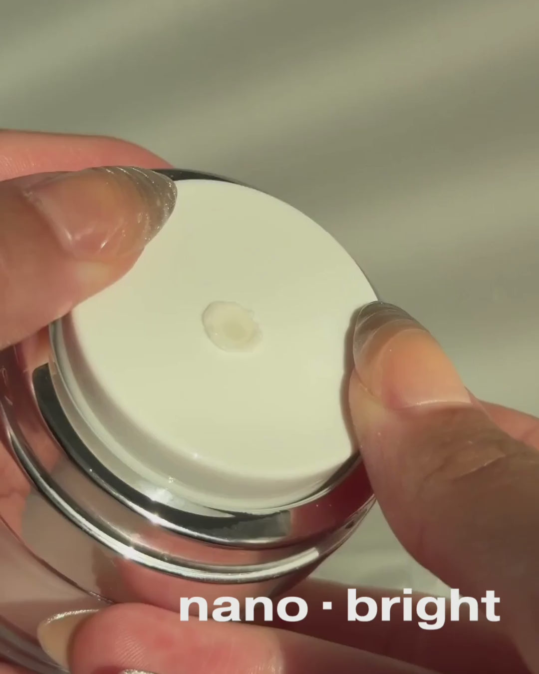 Video showing the lightweight texture and easy application of novoLUX™ bright.